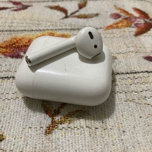 Left Airpod 2 Gen.